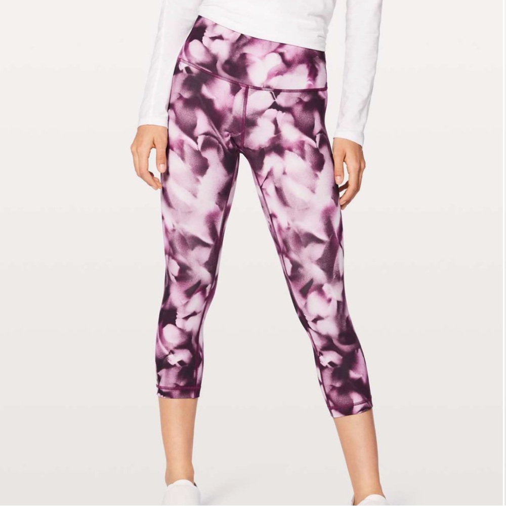 Lululemon Wunder Under Crop (Hi-Rise) 21"
Blush Blossom Alpine White Candy‎ Pink